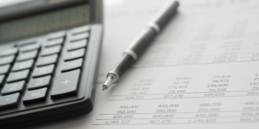 経理の仕事中の様子 (2)