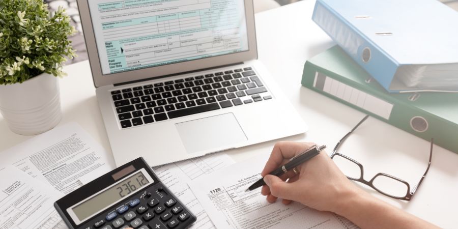 経理の仕事中の様子